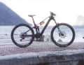 Bulls Evo AM SL 1 // 5199 Euro // 23,2 kg: Fairer Preis, großer Akku und geringes Gewicht: Diese Faktoren sind beim E-MTB kaum zusammenzubringen. Das Evo AM SL 1 will genau das schaffen. Für 2024 gab,s obendrein ein Update für bessere Skills im Gelände.