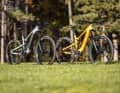 Propain Ekano 2 AL (links): Shimano EP6, 25,22 Kilo, 4994 Euro. Propain Ekano 2 CF: Sram Eagle Powertrain, 23,39 Kilo, 11649 Euro.