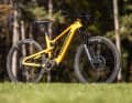Das Carbon-Modell in unserem Test liegt satte 6655 Euro über dem Einstiegs-Alu-Modell. Dafür kommt unser Testbike mit Sram Eagle Powertrain, kabelloser Elektronik-Schaltung, Hochwertigen RockShox-Federelementen und Carbon-Laufrädern von Crankbrothers.