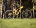 Das Carbon-Modell in unserem Test liegt satte 6655 Euro über dem Einstiegs-Alu-Modell. Dafür kommt unser Testbike mit Sram Eagle Powertrain, kabelloser Elektronik-Schaltung, Hochwertigen RockShox-Federelementen und Carbon-Laufrädern von Crankbrothers.