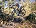 Für ein Full-Power-E-MTB ist das Husqvarna recht handlich und lässt sich leicht in die Luft ziehen. Fahrsicherheit in schwerem Gelände ist aber leider nicht die Stärke des Husqvarna.