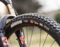 Der Maxxis-Assegai-Vorderreifen mit klebriger MaxxGrip-Gummimischung leistet super Führungsarbeit.