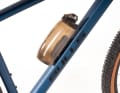 Die Fidlock-Flasche wird mit einem  Magnetverschluss am Rahmen fixiert.