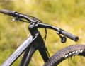 Der einteilige System-Bar fügt sich perfekt in die schwarze Batmobil-Optik des Cannondale Scalpel Carbon 1. Ab Werk ist die Front nicht ganz so aggressiv-Niedrig, wie bei anderen Racebikes.