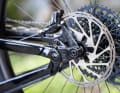 Der Drehpunkt an den Sitzstreben  ermöglicht das High-Pivot-Hinterbaudesign mit virtuellem Drehpunkt. Durch den virtuellen Drehpunkt verbessert sich das Ansprechverhalten unter Bremseinflüssen im Vergleich zu High-Pivot-Bikes mit Eingelenk-Hinterbauten: Auch gut: Die Ausfallenden können getauscht werden.