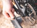 Typisch Canyon: Dank Pull-Axle gelingt der Hinterradwechsel ohne Werkzeug. Passend dazu besitzt auch die Steckachse am Vorderrad einen Schnellspanner.