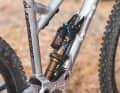 Angesichts des Light-Specs unseres Testbikes passt der schmächtige Float-X-Dämpfer gut in´s Bild. Für ein reinrassiges Enduro wäre das dicker X2-Modell die konsequentere Wahl gewesen.