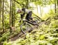Die starke Rockshox Lyrik Ultimate gibt bergab die Linie vor. Der Fahrer profitiert von geschmeidigem Ansprechverhalten und souveräner Federung. Das bringt dem No Pogo Punkte in der Abfahrt.