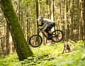 Mit Luftstand über den Trail segeln? Hat das No Pogo drauf. Doch die Kernkompetenzen des fahrstarken Tourers liegen in anderen Gefilden und bei gemütlicherer Gangart.