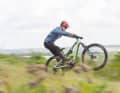 Dank kurzem Heck und hoher Front lässt sich das Bike verhältnismäßig gut aufs Hinterrad ziehen.
