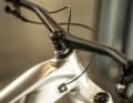 Am Topmodell des Alutech Pelmo spart ein einteiliges, kurzes Carbon-Cockpit von Faserwerk Gewicht ein.