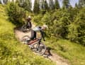 E-Enduros können nur geradeaus? Von wegen. Beide Kontrahenten zeigen, dass gute Enduro-E-Bikes auch um enge Ecken noch schnell sein können.