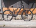 Das Cube AMS Hybrid One44 Race kostet 4999 Euro und ist das günstigste Light-E-MTB mit Bosch SX von Cube. Gewichtsangabe vom Hersteller: 18,8 kg in Größe M.