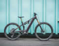 Das Stereo Hybrid One77 ist das vermutlich abfahrtsstärkste E-MTB, das Cube bisher gebaut hat. Dafür gibt´s 170 Millimeter Federweg und Laufräder im Mullet-Setup.