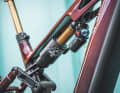 Der liegende Dämpfer unter dem Oberrohr zeigt auf den ersten Blick: Hier ist ein neues Bike unterwegs. 170 Millimeter liefert das Heck.