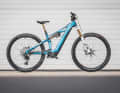 Neuer Look, bekannte Tugenden: Das Cube Stereo Hybrid One44 soll eine breite Gruppe an Bikern glücklich machen. Vom gediegenen Gelegenheits-Biker, bis zum Trail-Fan. Im Bild die Variante “Action Team” für 6999 Euro.
