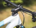 Am neuen Cube Hardtail werden die Leitungen durch den Steuersatz ins Rahmeninnere geführt. Der Verzicht auf extra Eingänge spart Gewicht.