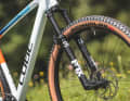Mit 100 Millimetern Federweg und einer leichten Ausstattung, wie der Fox 32 Stepcast, ist das Cube Reaction ein klassisches Cross Country Hardtail.