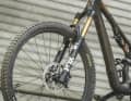An der Front eher klassisch: FOX FLOAT 36 Factory mit GRIP X2 Kartusche.
