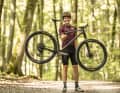 Neu im Bike Ahead-Programm ist ein Hardtail-Rahmen unter eigenem Label – mit 795 Gramm in Größe M einer der leichtesten auf dem Markt. Dieser wird zu 50 Prozent (Laminieren, Backen) bei Carbon Team in Portugal und zu 50 Prozent (Finish) in Veitshöchheim gefertigt. Wir konnten das einzigartige Hartail bereits gegen drei weitere, superleichte Race-Bikes testen. Spoiler alert: Bike Ahead hat gewonnen!