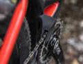 Eine 3D-gedruckte Kettenführung hält den Antriebsstrang des Pinarello Hardtails auf Linie.