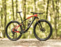 Mit seinem asymmetrischen Hinterbau und einem eigenwilligen Carbon-Design sticht das Pinarello Dogma XC Hardtail definitiv aus der Masse heraus.