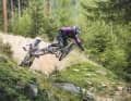 Die Freeride-Bikes Propain Spindrift und Specialized Status fliegen überarbeitet ins Modelljahr 2025. Im Test liefern sie sich ein heißes Duell.