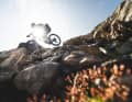 Das Scor-Firmenmotto „Play the Mountains“ ist auch beim 2030 Programm. Mit der spaßigen Geometrie und dem poppigen Fahrwerk wuselt das Trailbike immer mit einer Handbreit Luft unter den Reifen über die Trails.