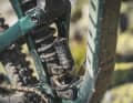 Der Rockshox Superdeluxe Coil ist fürs Freeride Bike von Propain eine gute Wahl. Im Aluminium-Rahmen drehen sich Edelstahllager.