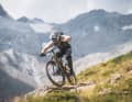 Mit nun 170 Millimetern Federweg vorne und hinten saugt das neue Specialized Status 170 2 auch dicke Brocken begierig in sich auf.