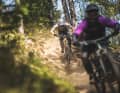 Die Freeride-Bikes von Specialized und Propain liefern sich im Test ein Kopf-an Kopf-Rennen und lassen im Bikepark Nichts anbrennen.