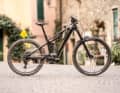 Das Merida eOne-Eighty 400 setzt mit großem Federweg und günstigem Preis Freeride-Akzente auch jenseits des Bikeparks.
