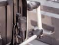 Der Stecker klemmt unter der Schiene. Die Halterung dürfte stabiler sein