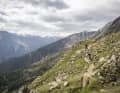 Irgendwann sollte man sich aber auf den Trail fokussieren. Das Pfadband perlt in der Bergflanke nur so dahin.