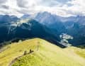 Der Col Rodella über den Dächern von Canazei im Trentino.