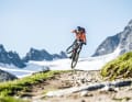 Davos selbst liegt auf 1560 Meter Höhe. Die Hochgebirgs-Trails warten gerade mal 15 Seilbahn-Minuten entfernt