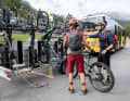Goldseeweg "even more extreme": Der Supertrail-Klassiker präsentiert von Schweizer Seite aus ein paar Extras. Extra Nummer 1: Man muss keinen Shuttle buchen, sondern kann bequem ins Postauto steigen. Damit kurvt man staufrei über den Umbrail-Pass zum Stilfserjoch hinauf.