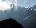 Der wohl meist fotografierte Spot im Vinschgau: die Aussichtskanzel vom Goldseeweg auf den gerade aufgewachten Ortler.