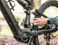 Schön gelöst: Die Abdeckung des Ladeports beim Prototypen-Bike kann über der Ladebuchse verstaut werden.