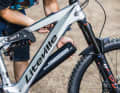 Der BMZ-Akku mit 725 Wattstunden wird klassisch nach unten aus dem Unterrohr geklappt. Leider hatten wir zum wiederholten Mal beim 301 CE MK2 Probleme mit nicht korrekt schließenden Kontakten. Das Bike lässt sich dann nicht einschalten.