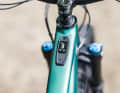 TOP: Display Um das Cockpit clean und sportlich zu halten, verzichten fast alle Hersteller auf Displays. Nur Specialized bietet auf der Mastermind TCU sehr viele Informationen. Trotzdem ist der Screen schlank im Oberrohr eingelassen, gut geschützt und optisch schick.