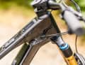 Schick: Als erstes E-MTB von Canyon kommt das Spectral:On Fly mit Syntace' Lenkassistent K.I.S.. Der unscheinbare Schieber zum Verstellen ist ins Oberrohr eingelassen.