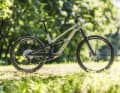 Das günstigste Modell, Canyon Spectral:On Fly CF8 wandert mit voll trailtauglicher Ausstattung für 5599 Euro über die virtuelle Ladentheke.
