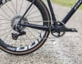 Das Race-Gravelbike kommt in drei Ausstattungsvarianten.