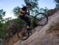 Das Gravity-Bike ist nicht für fiese Klettereinlagen gebaut. Doch durch die sehr zentrale Position und hervoragenden Grip am Heck schlägt es sich in dieser Disziplin beachtlich.