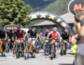 Die E-Mountainbiker starten mit einer Stunde Abstand auf die Bio-Racer. Die Spitzenfahrer sind dann schon unerreichbar über alle Berge.
