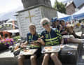 Letztes Jahr kamen die Teams bei Sonnenschein in Bormio an. Am nächsten Morgen peitschte dann ein Hagelsturm über das Starterfeld herein und die Etappe über den Gavia-Pass musste abgebrochen werden. Dieses Jahr klappt es!