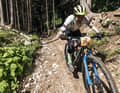 Hartes Gelände und immer Zug auf der Kette: Tester Henri Lesewitz bei der BIKE Transalp.