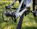 Der Kettenspanner an der vorderen Riemenscheibe (Kettenblatt) und der Snubber hinten sorgen dafür, dass der Riemen sauber in die Riemenscheiben greift. Das sichert die hohe Lebensdauer.