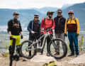 EMTB-Redakteur Adrian Kaether (Mitte) fühlt der Pinion MGU mit fast zwanzig verschiedenen Lesern auf den Zahn. Was gefällt? Und wie steht’s mit kritischeren Themen wie Lautstärke, Doppelshift und Reichweite? Unter anderem Nicolas, Uli, Stefan und Marcus (von links) geben ihre Einschätzung ab.